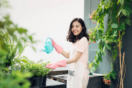 女园丁给植物浇水