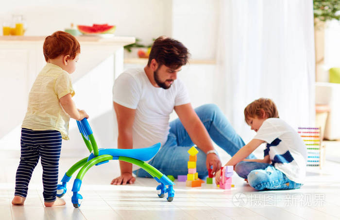 婴幼儿婴儿与步行去购物车时父亲和孩子在一起玩游戏