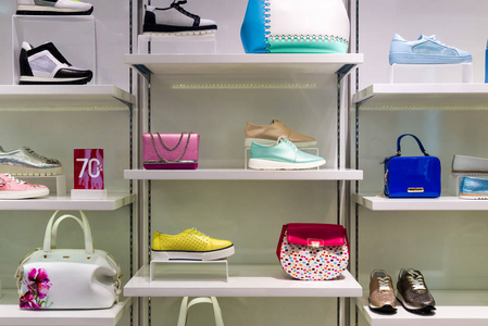 展示的时装商店的包包和鞋子照片