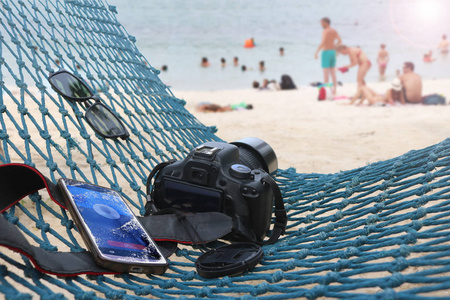 手机与相机和太阳镜上海滩