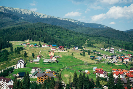 阳光明媚的夏日的山村