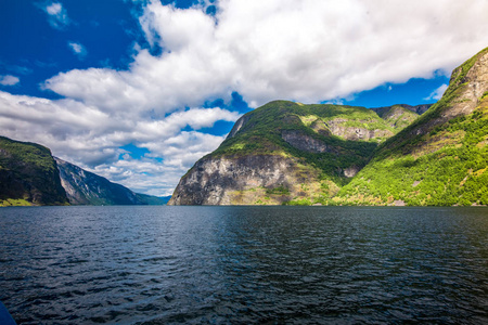 山和挪威的峡湾。白云和蓝天。美丽的山 水 天空 云彩和太阳的美景。挪威自然