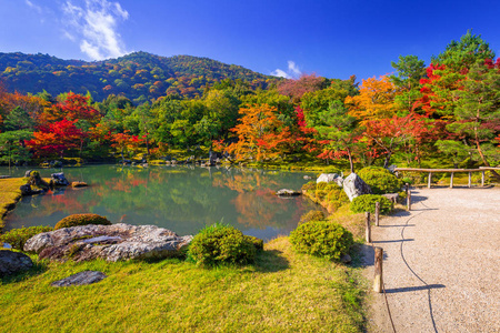 秋天在天龙寺在岚山湖