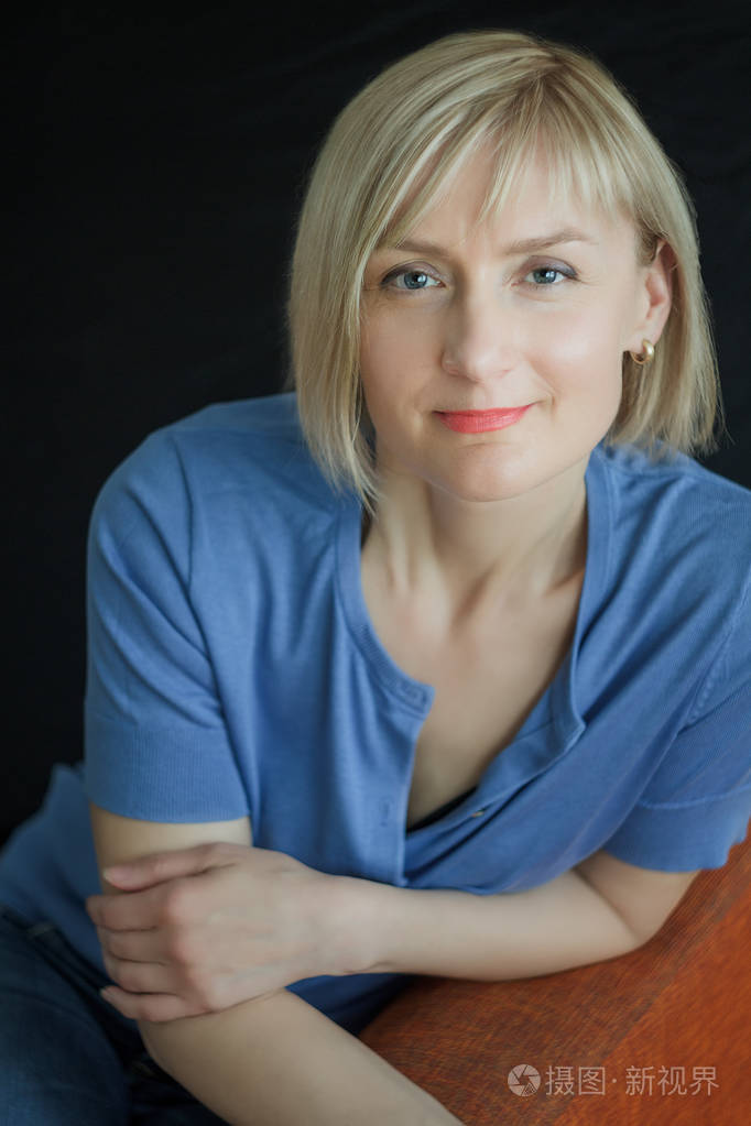 白种人微笑成熟女人垂直肖像