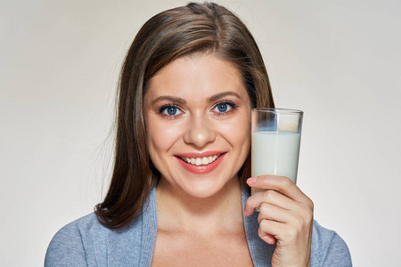 微笑的女人控股牛奶玻璃