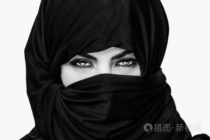 女孩穿罩袍特写黑色和白色