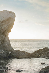 日落岩石和海