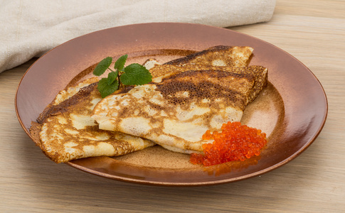 与红鱼子酱煎饼照片