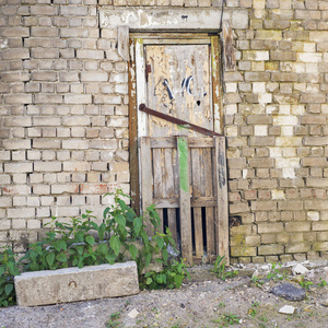 grunge 木门，碎的砖的背景墙上