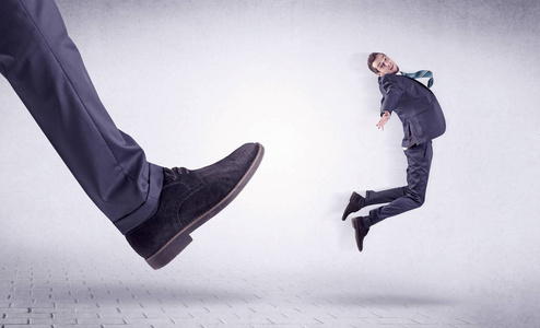 大脚泉眼年轻的工人由大脚踢出照片