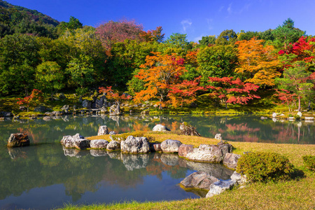 秋天在天龙寺在岚山湖