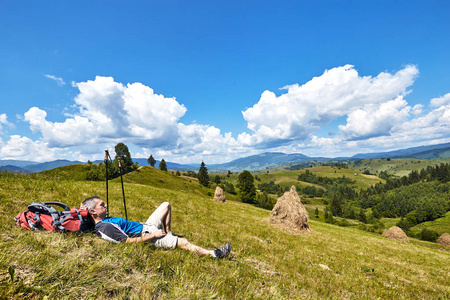 在夏天，背包里山中徒步旅行