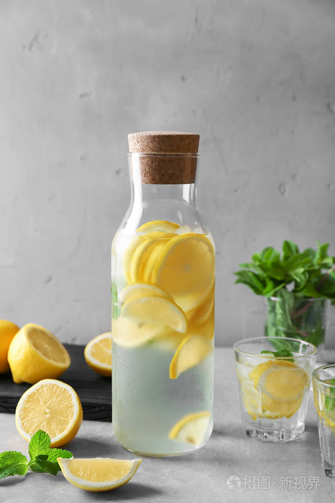 瓶的新鲜柠檬汁