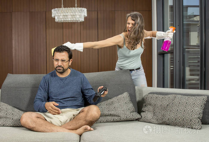 女人打男人与除尘器