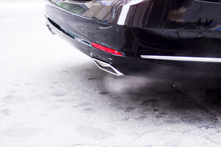 燃烧的烟燃烧烟气车排气管冒出来照片