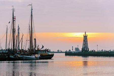 美丽的日出，港内的 Enkhuizen，荷兰