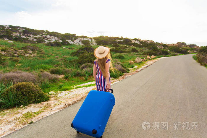自由, 旅行, 度假和夏天的概念 —— 旅行者女人走在路上与蓝色的箱子