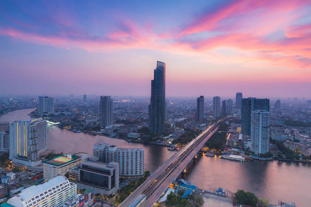 鸟瞰图曼谷市河弯与后的夕阳的天空
