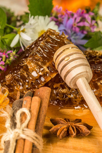 在一张木桌上的天然有机蜂蜜