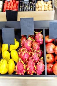 火龙和在超市货架上的木瓜图片