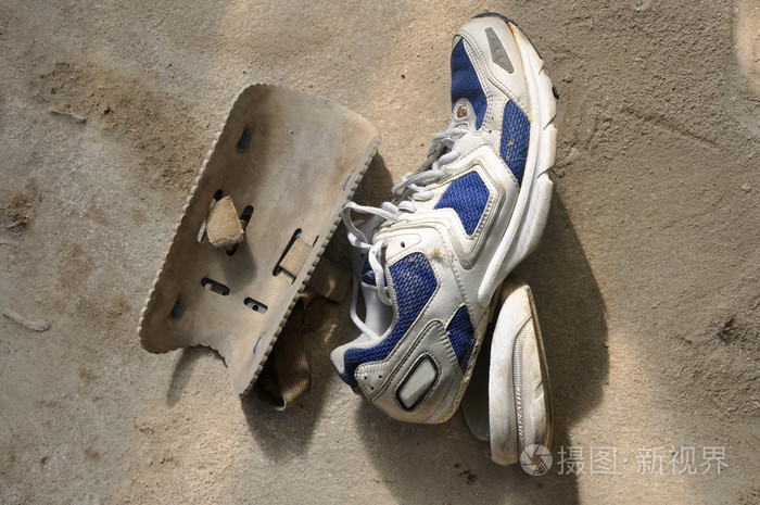 损坏的运动鞋和旧膝盖保护