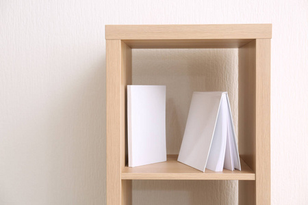 空白的白色封面在木架子上的书