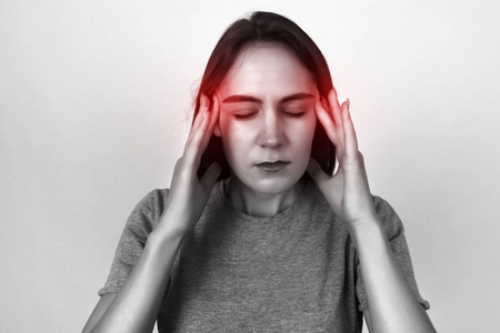 漂亮的女人压力和头痛有偏头痛的画像。黑色和白色，红色的口音