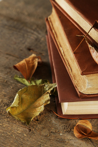 书籍和干燥叶上木制的背景