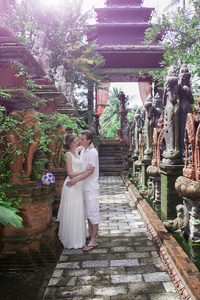 婚礼走。新郎和新娘在泰国，岛苏梅岛