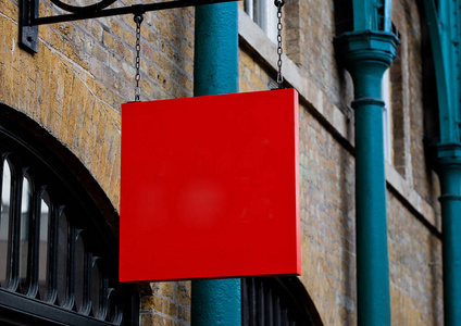 在城市的红色正方形显示广告牌板