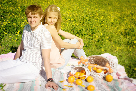 对幸福的夫妇和野餐用橘子