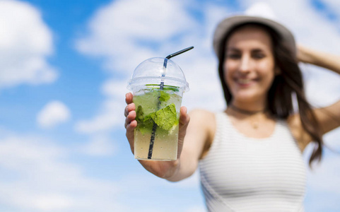 女人抱着新鲜的夏季鸡尾酒