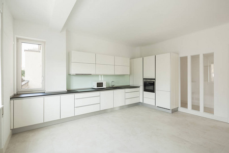 白色现代厨房的公寓