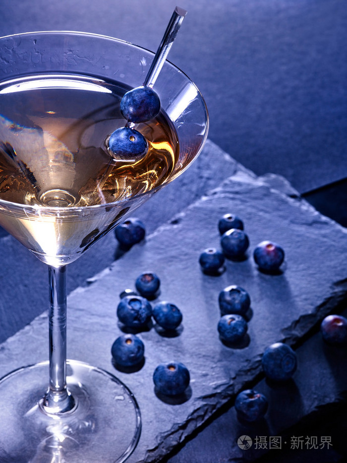 蓝莓在黑色鸡尾酒