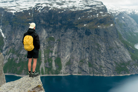 在挪威的 Trolltunga 是神话般的美丽