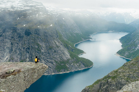 在挪威的 Trolltunga 是神话般的美丽