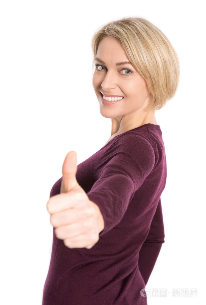 孤立快乐老金发女人用拇指向上的手势