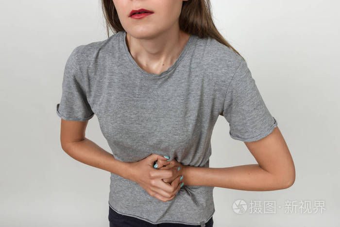 一位漂亮的女子,与胃问题的画像.疼痛的概念特写