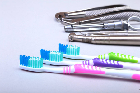 牙科保健牙刷与孤立的白色背景上的牙医工具。选择性的焦点