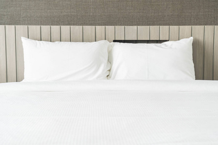 在卧室里的床上装饰的白色枕头