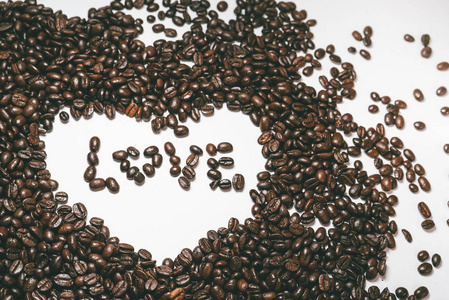 咖啡豆，爱，心，在白色背景上的咖啡