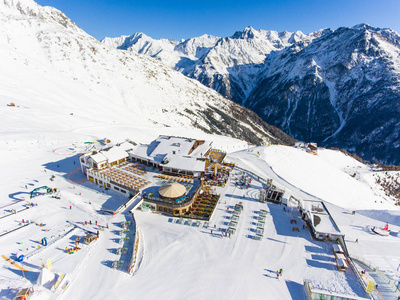 在阿尔卑斯山滑雪坡餐厅鸟瞰图