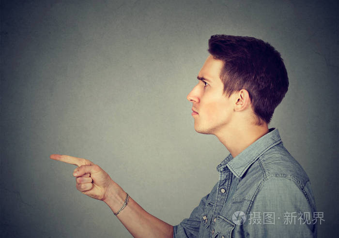 愤怒的年轻人手指着某人