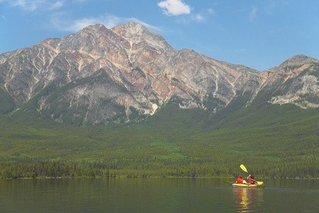 加拿大风景与独木舟在金字塔湖。艾伯塔省。加拿大
