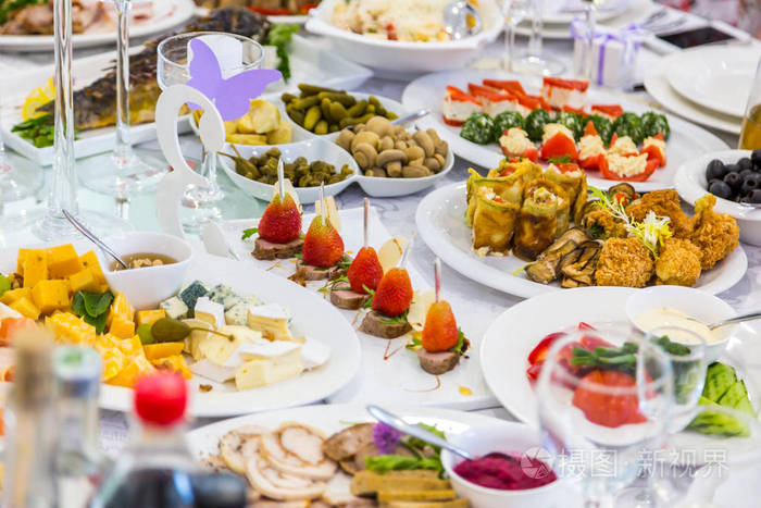 在餐厅不同正餐宴会桌