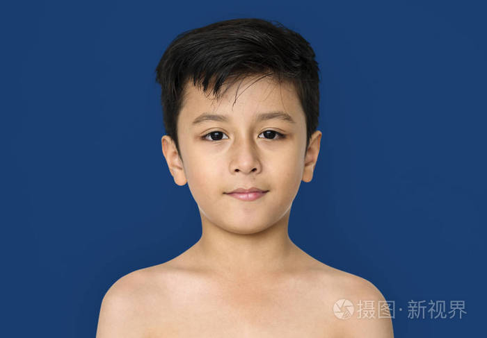 小男孩用赤裸的胸膛