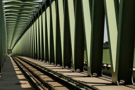 金属铁路桥
