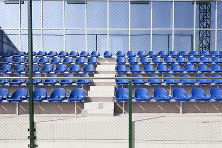 网球法院体育场与蓝色个位子