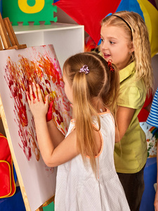 儿童绘画画架在美术课上的手指
