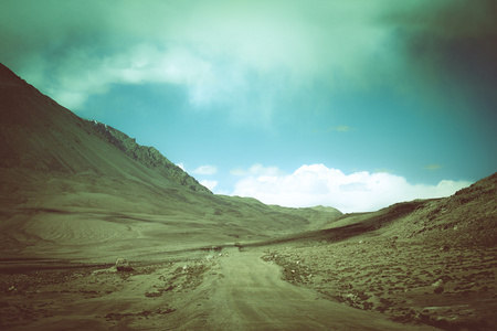 公路在山谷中芳山山脚的云彩